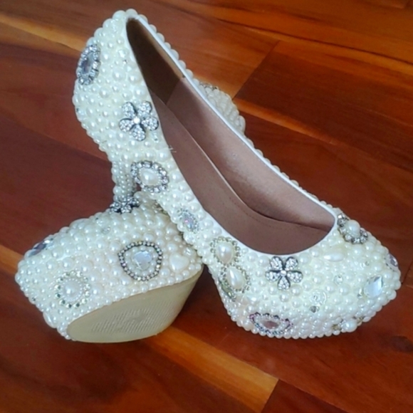 Heels with faux pearls and gems size 10 - Picture 1 of 7